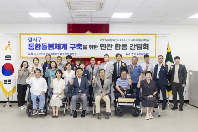 NSP통신-진교훈 서울 강서구청장(앞줄 왼쪽 다섯 번째)이 구청 대회의실에서 열린 대학생 행정·복지 체험단 티톡 간담회에서 학생들과 기념촬영을 하고 있다.