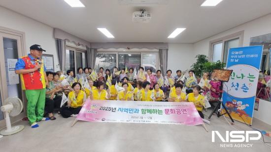 NSP통신-대한민국백백치공연단과 고흥군 두원면 금성마을 주민들 기념 찰영 (사진 = 대한민국병채로통채로공연단)