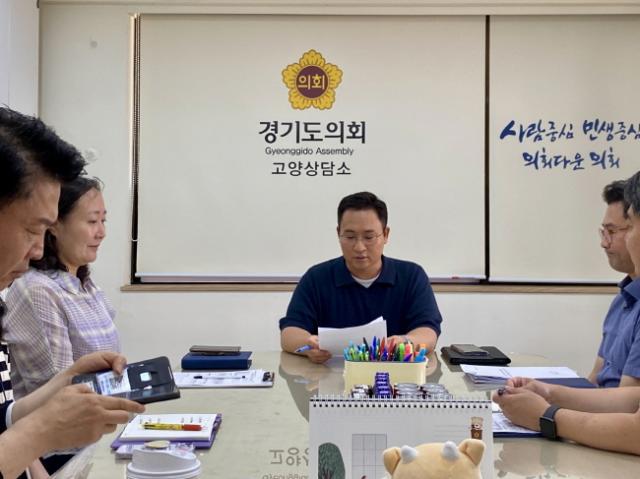 NSP통신-변재석 경기도의원이 7일 우수농산물 학교급식 예산 부족 문제에 대한 회의를 하고 있다. (사진 = 경기도의회)