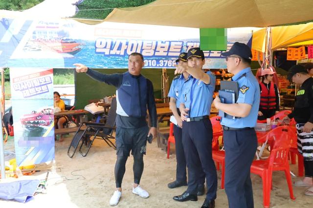 NSP통신-김환경 서장이 삼척시 관내 수상·수중레저사업장을 방문해 시설 및 장비 전반에 대한 안전점검을 진행하고 있다. (사진 = 동해해경)