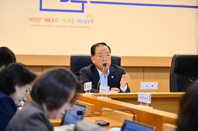 NSP통신-이병선 속초시장이 주요업무 추진현황 보고회에서 발언하고 있는 모습. (사진 = 속초시)