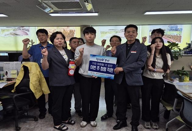 NSP통신-청렴직원 릴레이 캠페인에서 새롭게 선정된 청렴직원들이 기념촬영을 하고 있다. (사진 = 무안군)