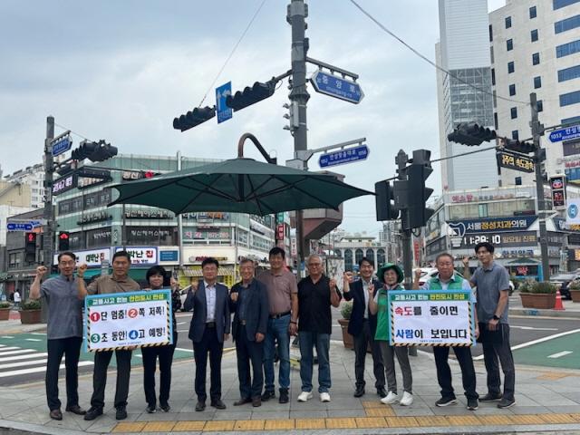 NSP통신-안성시가 부서 소관 민간단체와 협력해 안전교통 안성 릴레이 캠페인을 전개하고 있다. (사진 = 안성시)