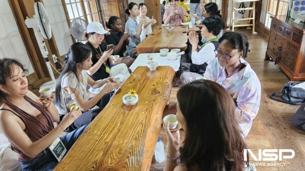 NSP통신-지난 10일 순천마을스테이 쉴랑게 로컬 투어 참가자들이 야생차체험관을 방문해 야생차를 마시고 있다 (사진 = 순천시)