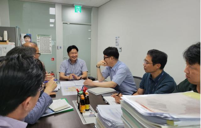 NSP통신-김태희 경기도의원이 7일 도의회에서 의왕·군포·안산 공공주택지구 조성사업의 원활한 추진을 위해 도시주택실 신도시기획과 및 경기도시주택공사 관계자들과 논의하고 있다. (사진 = 경기도의회)