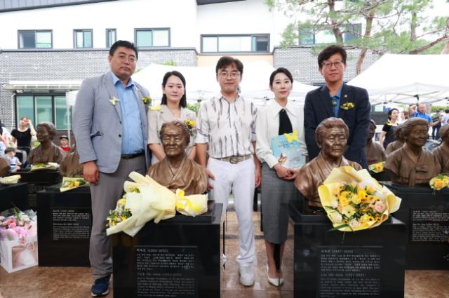 NSP통신-김진명 경기도의원이 9일 나눔의집에서 열린 기림 문화제 다시 만난 나비, 세계가 하나로 기념행사에 참석해 기억하는 시간을 가지고 있다. (사진 = 경기도의회)