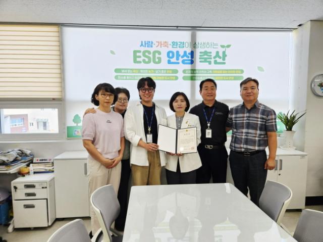 NSP통신-경기도의회 의장 표창을 수상한 김수빈 안성시 주무관이 관계자들과 함께 기념촬영을 하고 있다. (사진 = 경기도의회)