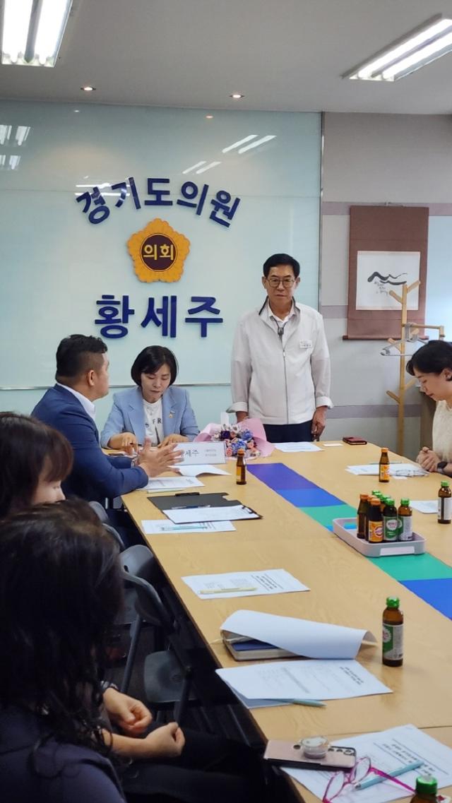 NSP통신-박명수 경기도의원과 황세주 의원이 사회복지사 처우개선 방안을 논의하기 위한 정담회를 하고 있다. (사진 = 경기도의회)