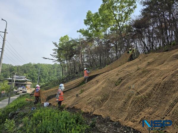 NSP통신-의성군은 지난 7월 전국적으로 발생한 산사태와 관련해 산사태 특보 발령 시기에 대한 지적이 제기됨에 따라 의성형 재난안전종합대책의 산사태 대응을 보강하고 상황 단계별 발령 기준과 대응 방안을 강화한 2025년 산사태 대응 종합대책을 수립했다. (사진 = 의성군)