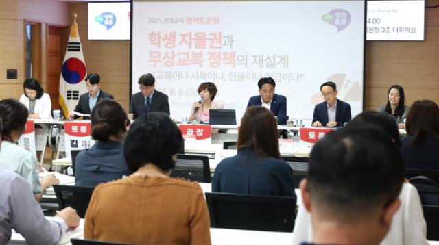 NSP통신-정경자 경기도의원이 좌장을 맡은 학생 자율권과 무상교복 정책 재설계 정책토론회가 8일 구리남양주교육지원청에서 진행중인 모습. (사진 = 경기도의회)