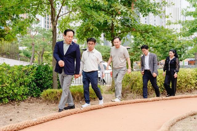 NSP통신-8일 이권재 오산시장(왼쪽)이 황톳길을 점검하는 모습. (사진 = 오산시)