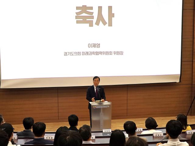 NSP통신-이제영 위원장이 11일 차세대융합기술연구원에서 열린 25학년도 반도체 분야 특성화고 계약학과 및 하계 교육 1학년 입교식에 참석해 축사를 하고 있다. (사진 = 경기도의회)