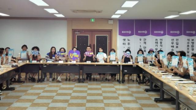 NSP통신-8일 안산시 시민고충처리위원회 위원들과 감사관 청렴 관계자들이 선부2동 행정복지센터에서 청렴실천 수칙 홍보를 진행하고 기념촬영을 하고 있다. (사진 = 안산시)