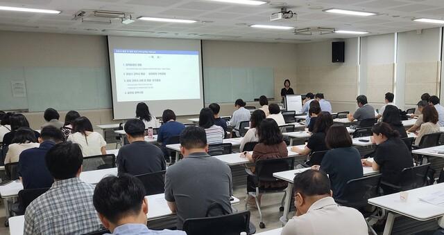 NSP통신-11일 읍면동 복지 담당 공직자들을 대상으로 고독사 예방 및 역량강화 교육이 진행되고 있다. (사진 = 화성시)