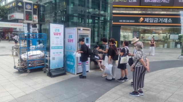 NSP통신-시민들이 AI 무인 냉장고 군포 얼음땡 을 이용해 무료 생수를 제공받고 있다. (사진 = 군포시)