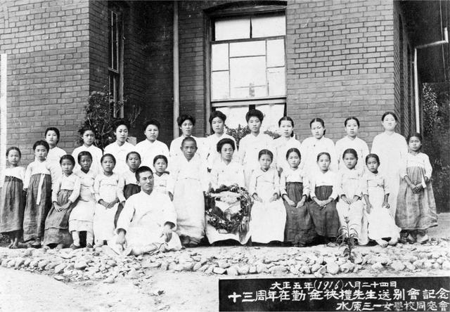NSP통신-김세환 선생이 삼일여학교 학생들과 함께 찍은 사진. (사진 = 수원시)