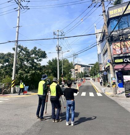 NSP통신-만안구 관계자가 안양공고 인근에서 지적재조사 측량을 진행하고 있다. (사진 = 안양시)