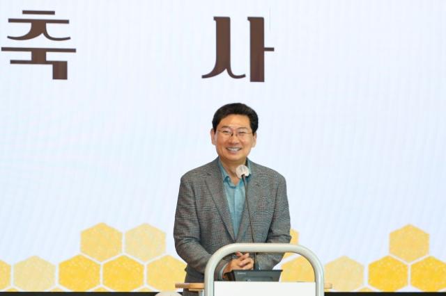 NSP통신-이상일 용인특례시장이 11일 농업기술센터 대강당에서 열린 용인특례시 양봉연구회 창립 30주년 기념행사에서 축사를 하고 있다. (사진 = 용인특례시)