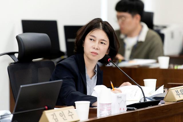 NSP통신-유영숙 김포시의원이 의회에서 질의하고 있는 모습. (사진 = 김포시의회)
