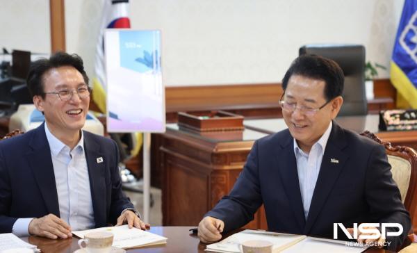 NSP통신-김영록 전라남도지사가 11일 김민석 국무총리를 면담, 국립의대 설립, 서남권 에너지 혁신성장벨트 구축, 석유화학·철강산업 위기 극복 등 지역 핵심 현안을 건의하며 지원을 요청하고 있다. (사진 = 전남도)