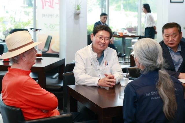 NSP통신-이상일 용인특례시장이 11일 한택식물원을 방문해 현장 관계자와 의견을 나누고 있다. (사진 = 용인특례시)