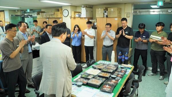 NSP통신-윤병태 나주시장이 업무에 지친 공직자 사기 진작을 위해 간식 제공과 간담회를 갖고 있다. (사진 = 나주시)