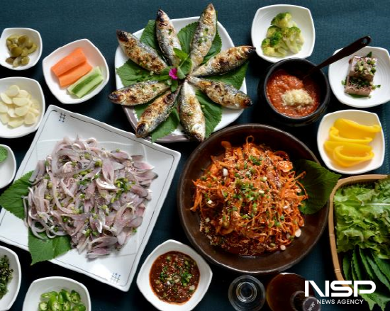 NSP통신-전어회, 전어회무침, 전어구이 코스요리 한상 차람 (사진 = 광양시청)