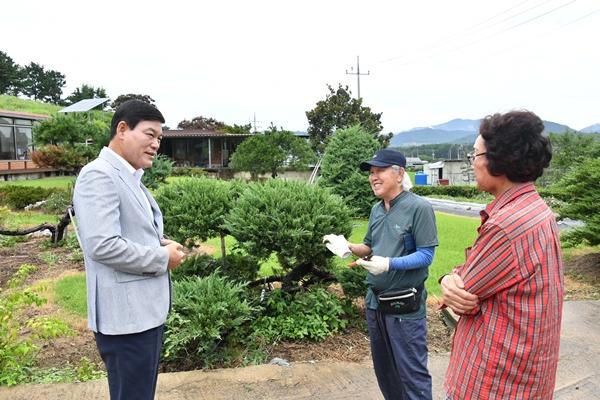 NSP통신-정철원 담양군수(사진 왼쪽)가 12일 관내 독립유공자 유족을 찾아 감사와 존경의 뜻을 전하고 있다. (사진 = 담양군)