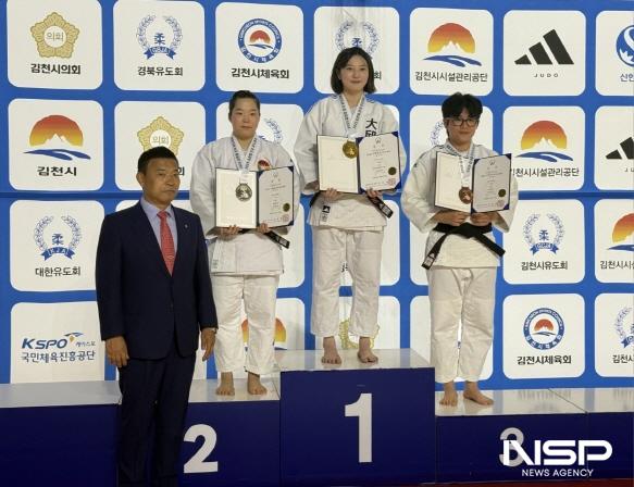 NSP통신-지난 10일 순천시청 김지정 선수가 김천에서 열린 2025 김천컵 전국유도대회에서 개인전 동메달을 수상하고 기념사진을 촬영하고 있다(맨 우측 김지정 선수) (사진 = 순천시)