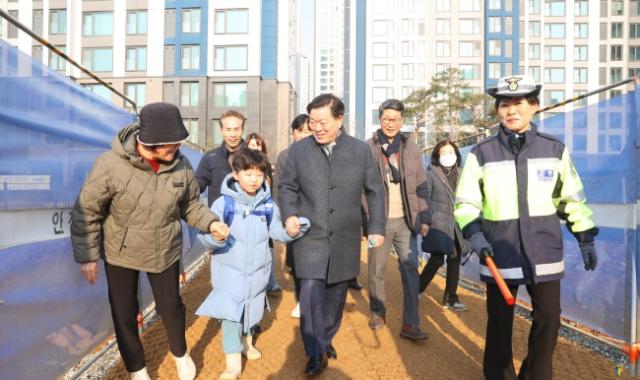 NSP통신-박승원 광명시장이 3월 광명초등학교 광이로 임시 통학로를 점검하는 가운데 등교하는 학생과 함께하고 있는 모습. (사진 = 광명시)
