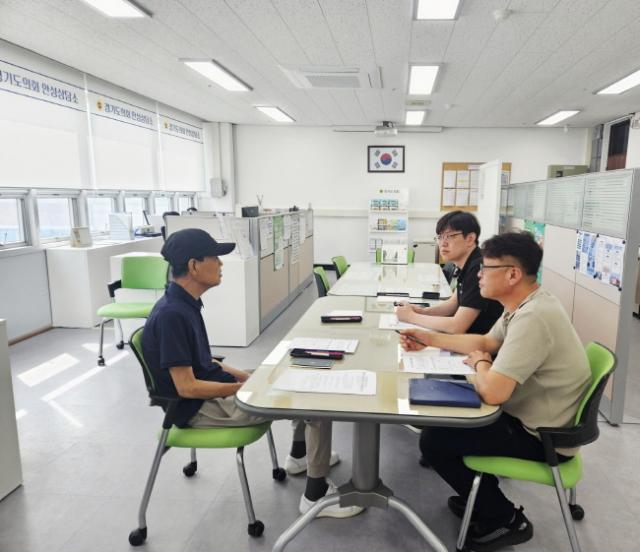 NSP통신-양운석 경기도의원이 8일 도의회 안성상담소에서 도청 관계자를 만나 경기도 도로 건설공사 추진현황에 대해 논의하고 있다. (사진 = 경기도의회)