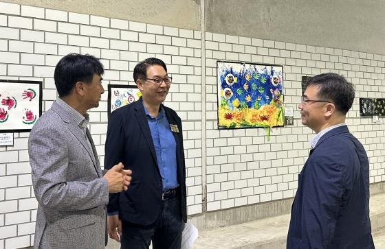 NSP통신-강웅철 경기도의원이 수지중앙터널에서 지역주민과 함께하는 문화 페스티벌 관련해 대화를 나누고 있다. (사진 = 강웅철 의원실)
