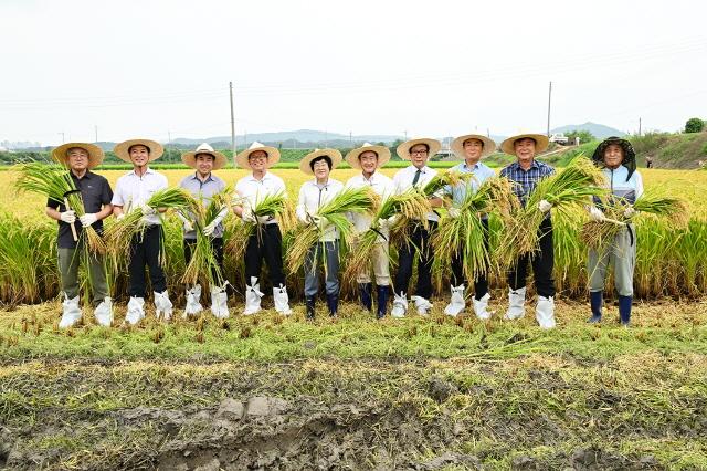 NSP통신-11일 한경국립대학교가 3년간 연구개발한 극조생종 벼 수확 행사를 이천시 장록동에서 진행했다. 사진은 기념촬영 모습. (사진 = 한경국립대학교)