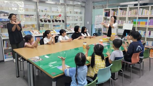 NSP통신-안동시립도서관 함께 키우는 작은도서관 돌봄사업으로 돌봄 공백 해소, LH콩깍지 작은도서관, 독서․놀이로 안전한 방과 후 환경 제공 (사진 = 안동시)