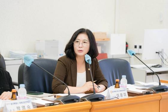 NSP통신-용인시 시민참여형 에너지전환 지원 조례 제정을 위한 간담회에서 이윤미 의원이 발언하고 있다. (사진 = 용인특례시의회)