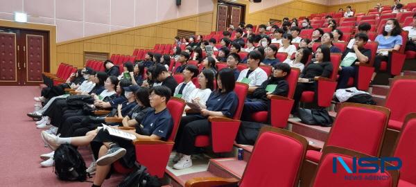 NSP통신-경상북도교육청은 12일 울릉군에 있는 울릉중학교에서 울릉지역 중·고등학생과 학부모를 대상으로 도서지역 학생들의 꿈과 미래 설계를 돕기 위한 2025학년도 찾아가는 울릉지역 진로 및 진학 프로그램을 운영했다. (사진 = 경상북도교육청)