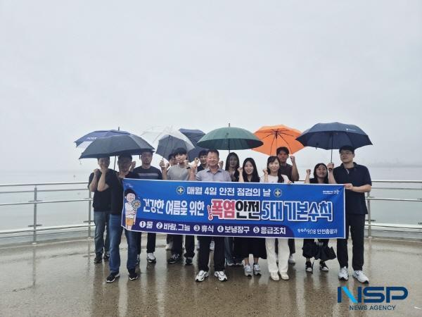 NSP통신-포항시는 12일 송도해수욕장에서 제353차 안전점검의 날 캠페인과 병행해 태풍과 폭염 피해를 예방하기 위한 대시민 안전 캠페인을 실시했다. (사진 = 포항시)