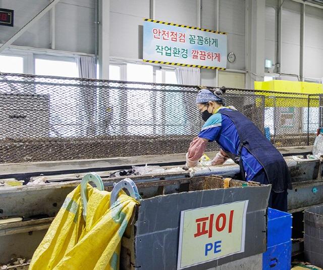 NSP통신-재활용선별장 민간전문업체 직원이 재활용 선별을 하고 있다.