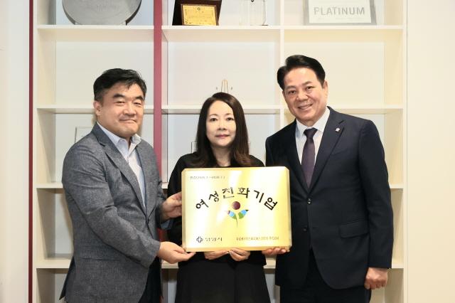NSP통신-12일 오후 3시 뷰로베리타스씨피에스코리아 주식회사에서 안양형 여성친화기업 현판식이 진행됐다. 사진 왼쪽부터 이후송 고용노동부 안양지청장, 김선아 뷰로베리타스씨피에스코리아 주식회사, 최대호 안양시장. (사진 = 안양시)