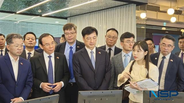 NSP통신-12일 베트남 고위직 대표단이 경기 성남시에 위치한 판교 테크노밸리 관련 설명을 듣고 있는 모습. (사진 = 서국현 기자)