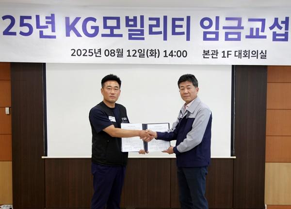 NSP통신-KGM 황기영 대표이사(오른쪽)와 KGM 노철 노동조합 위원장(왼쪽) (사진 = KGM)