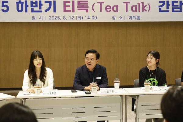 NSP통신-진교훈 서울 강서구청장(가운데)이 마곡지구 아워홈 사옥에서 열린 세대 공감 티톡(Tea Talk) 간담회에서 2040 직장인들과 대화를 하고 있다. (사진 = 강서구)