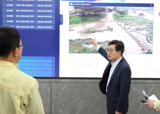 NSP통신-경기도 재난안전대책본부를 찾은 김동연 경기도지사가 호우 대응상황 등을 점검하고 있다. (사진 = 경기도)