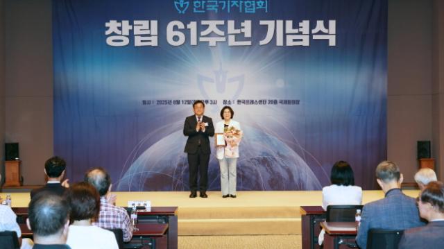 NSP통신-김보라 안성시장(오른쪽)이 12일 서울 한국프레스센터에서 열린 한국기자협회 창립 61주년 기념식에서 2025 세계기자대회의 성공적 개최와 언론계 발전에 기여한 공로로 감사패를 받았다. 사진은 수상 기념촬영 모습. (사진 = 안성시)