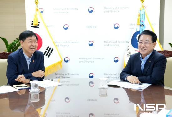 NSP통신-구윤철 경제부총리 겸 기획재정부 장관(좌), 김영록 전남도지사(우) 면담 (사진 = 전라남도)