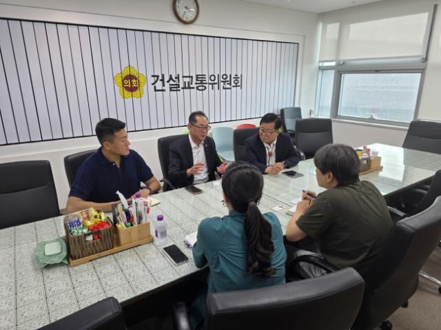 NSP통신-김완규 경기도의원이 12일 건설교통위원장, 경기도 관계자들과 고양 서구 교통소외지역 문제 해결을 위한 정담회를 하고 있다. (사진 = 경기도의회)