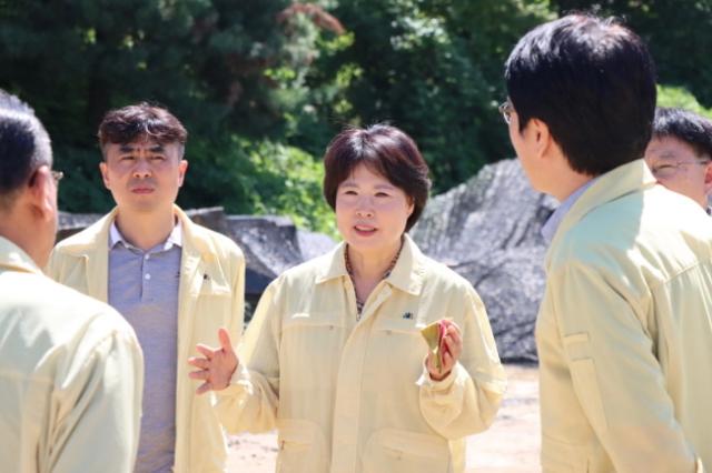 NSP통신-서성란 경기도의원이 12일 지방하천 정비사업 현장을 찾아 관계자들과 안전 상황을 점검하고 있다. (사진 = 경기도의회)