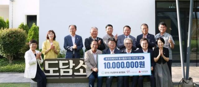 NSP통신-김동연 경기도지사가 도담소에서 수재의원금 1000만원을 기부한 호남향우회분들과 기념촬영을 하고 있다. (사진 = 김동연 도지사 페이스북)