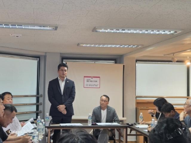 NSP통신-이재영 경기도의원이 12일 중동사랑시장에서 17개 전통시장 상인회, 경기도시장상권진흥원과 함께 행사 운영 방향을 논의하고 있다. (사진 = 경기도의회)