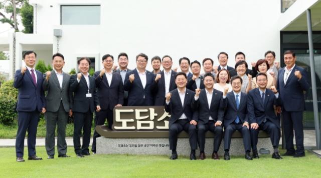 NSP통신-13일 오전 도담소에서 김동연 경기도지사, 김진경 경기도의회 의장, 최종현 경기도의회 더불어민주당 대표의원, 백현종 경기도의회 국민의힘 대표의원, 각 당 대표단 및 주요 내빈 등이 기념촬영을 하고 있다. (사진 = 경기도의회)